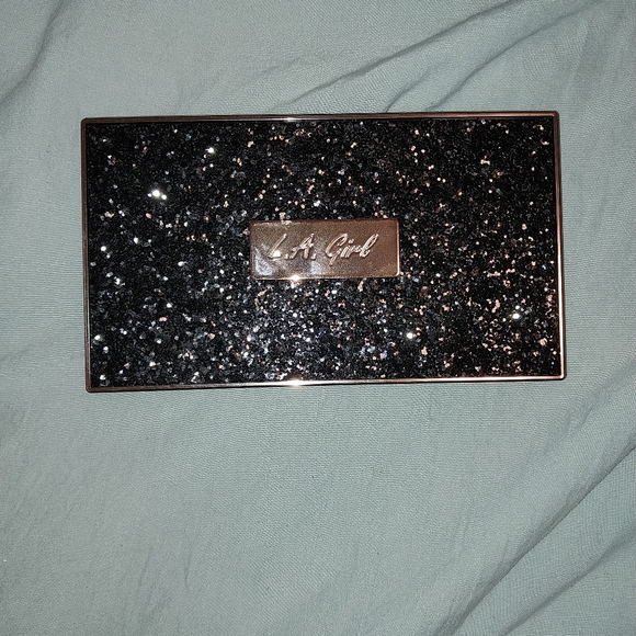NEW L.A. Girl Holidaze eyeshadow palette - Picture 2 of 5